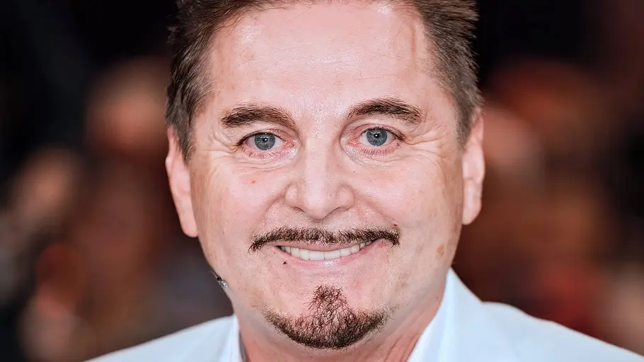 Uwe Herrmann wünscht sich eine neue Beziehung. Uwe Herrmann blickt direkt in die Kamera und lächelt.