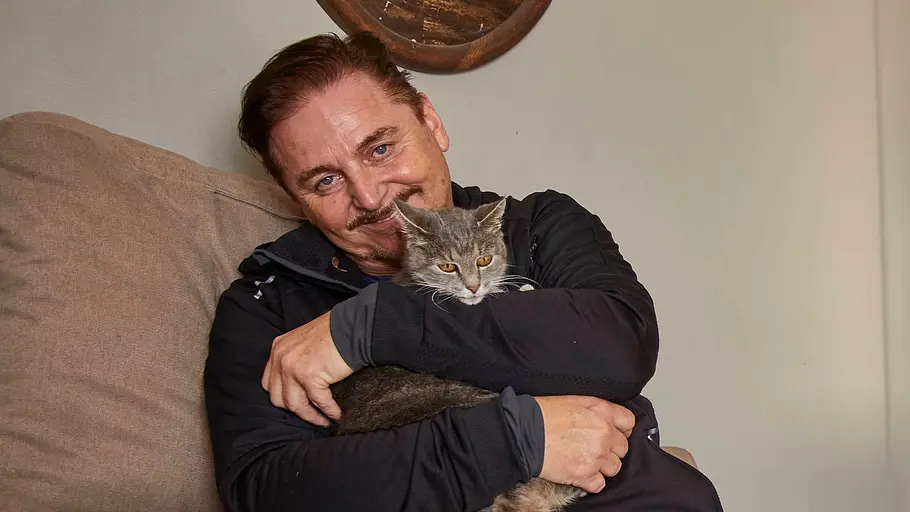Uwe Herrmann hatte keinen Schlaganfall Uwe Herrmann kuschelt mit seiner geliebten Katze auf dem Sofa, die mittlerweile leider verstorben ist.