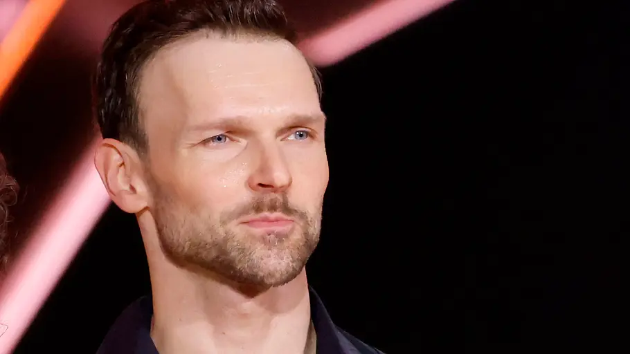 Vadim Garbuzov hat sich für einen Beauty-Eingriff entschieden. Vadim Garbuzov schaut ernst nach vorne.