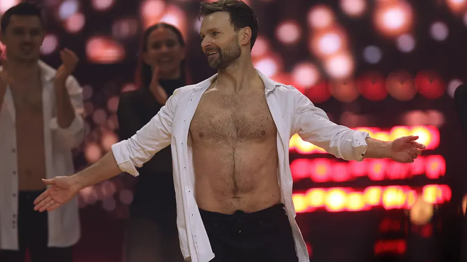 „Let‘s Dance“-Profi Vadim Garbuzov steht auf diese Promi-Dame „Let‘s Dance“-Profi Vadim Garbuzov mit geöffnetem Hemd und offenen Armen.