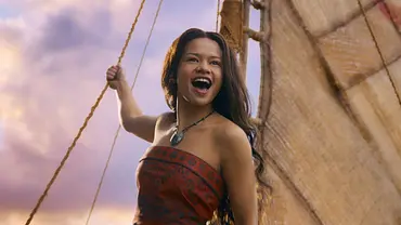 Szenenbild aus „Vaiana“ (Live Action) zeigt freudestrahlende Vaiana auf ihrem Segenboot. - Foto: © 2025 Disney Enterprises, Inc. All Rights Reserved