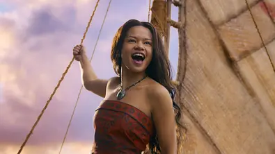 Szenenbild aus „Vaiana“ (Live Action) zeigt freudestrahlende Vaiana auf ihrem Segenboot. - Foto: © 2025 Disney Enterprises, Inc. All Rights Reserved
