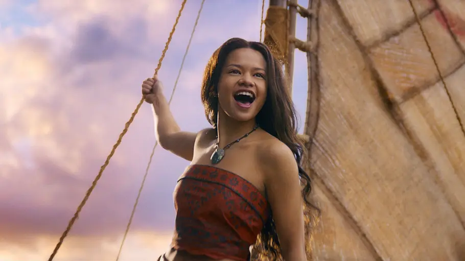 „Vaiana“ (Live Action) Szenenbild aus „Vaiana“ (Live Action) zeigt freudestrahlende Vaiana auf ihrem Segenboot.