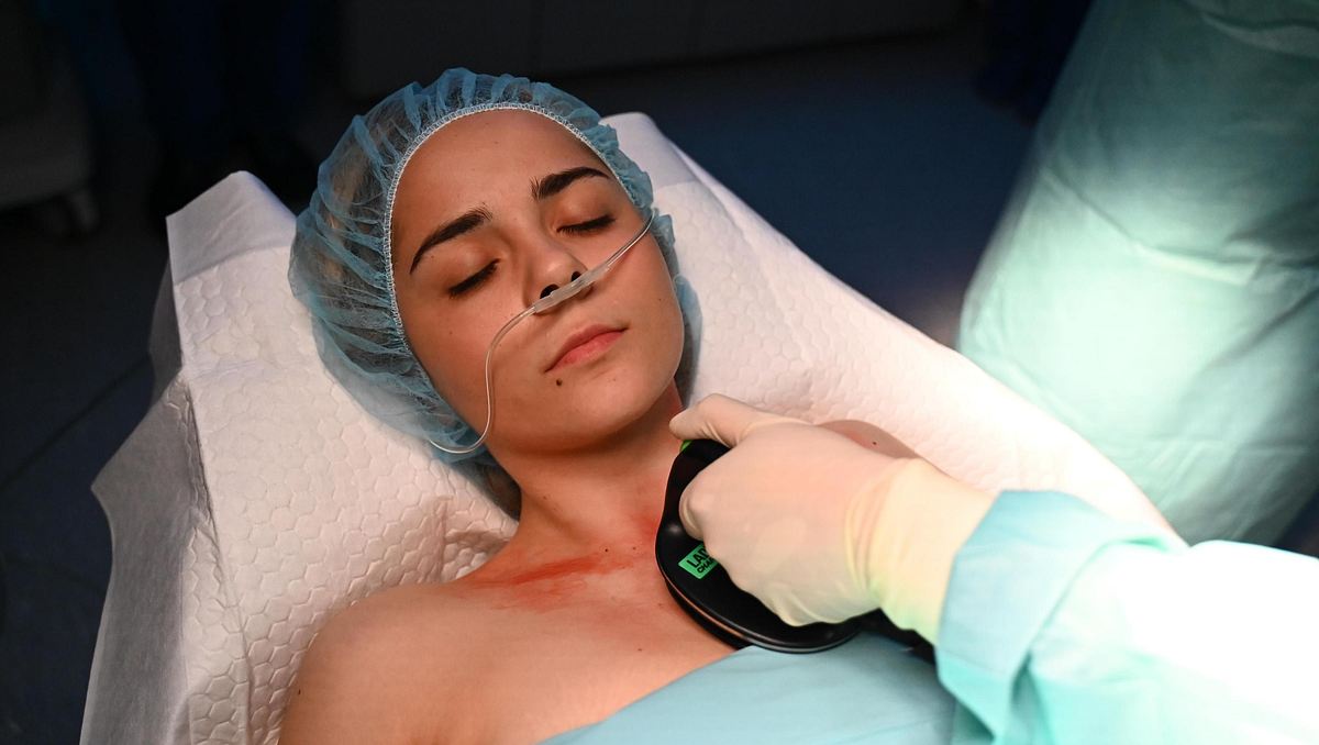 Valea mit geschlossenen Augen auf dem OP-Tisch.