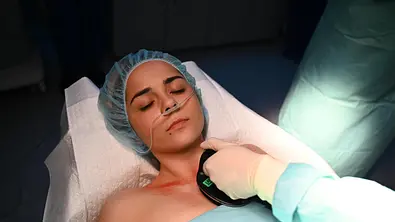 Valea mit geschlossenen Augen auf dem OP-Tisch. - Foto: RTL / Julia Feldhagen