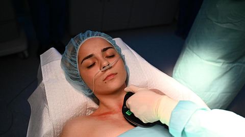 Valea mit geschlossenen Augen auf dem OP-Tisch. - Foto: RTL / Julia Feldhagen