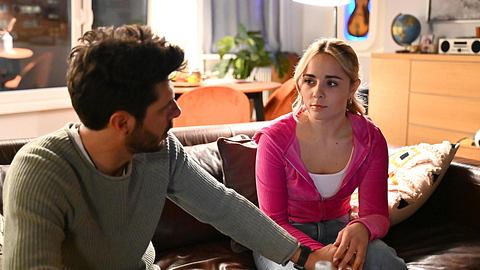 Matteo und Vales sitzen auf dem Sofa und halten sich an den Händen. - Foto: RTL / Julia Feldhagen