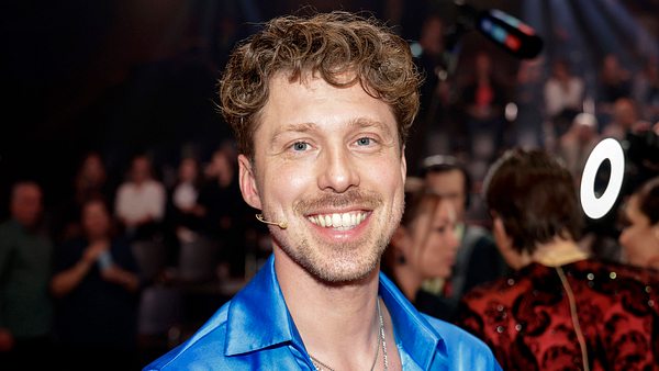 Valentin Lusin lächelt bei Lets Dance in die Kamera - Foto: IMAGO / Future Image