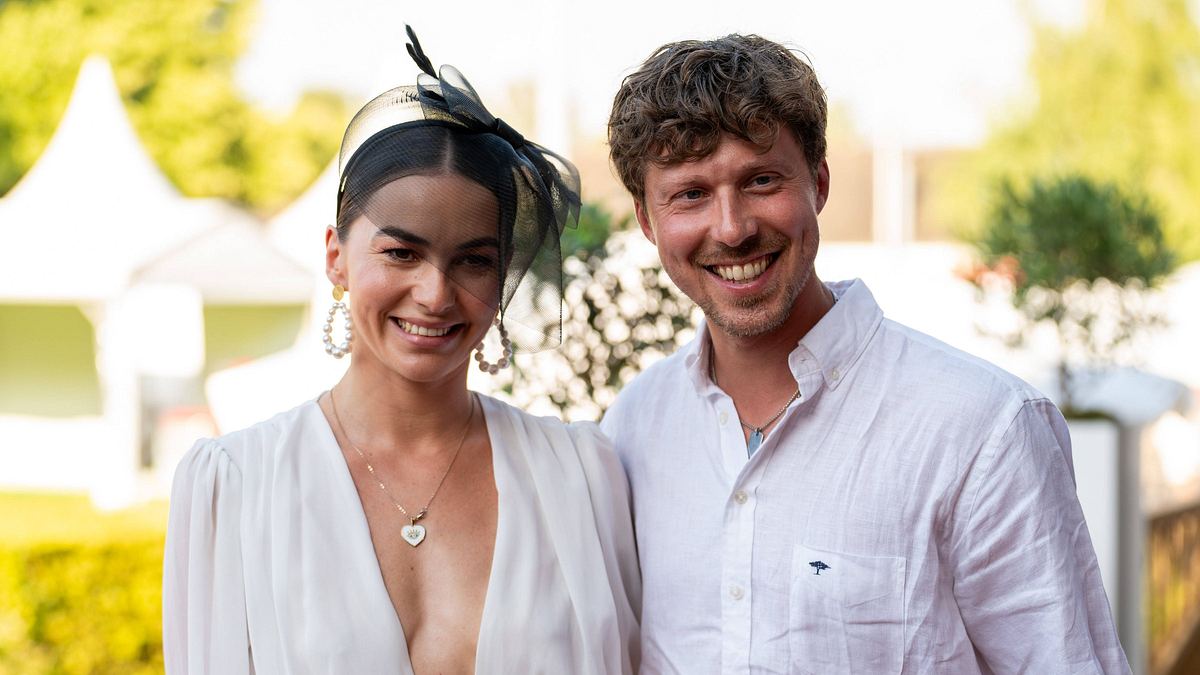 Renata und Valentin Lusin sorgen sich um Stella Renata und Valentin Lusin posieren ganz in Weiß auf einem Event für die Fotografen.