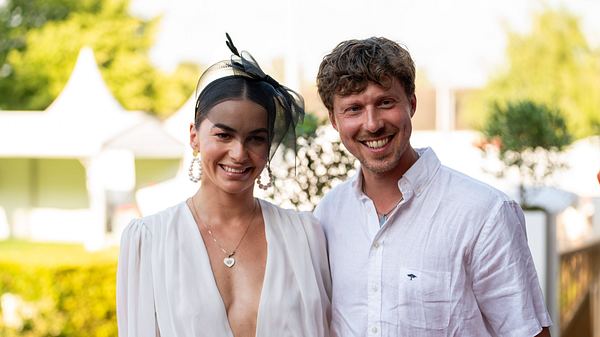 Renata und Valentin Lusin posieren ganz in Weiß auf einem Event für die Fotografen. - Foto: IMAGO / Eibner