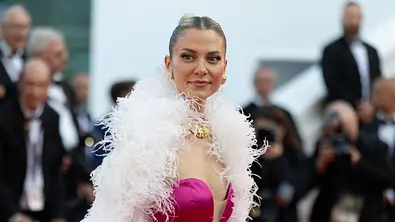 Valentina Pahde trägt eine Hochsteckfrisur, ein pinkes Kleid und eine weiße Federboa. - Foto: IMAGO / Bestimage