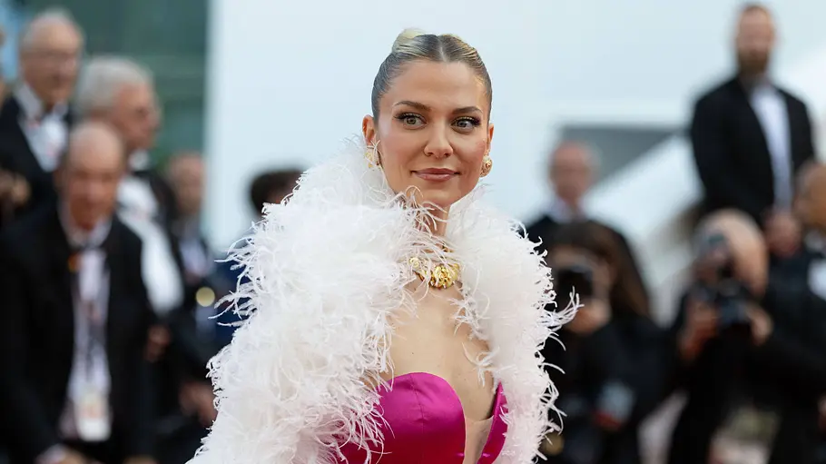 Valentina Pahde trägt eine Hochsteckfrisur, ein pinkes Kleid und eine weiße Federboa.