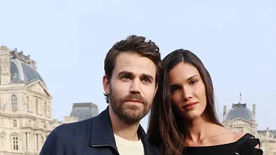 Paul Wesley und Nathalie Kuckenberg posieren zusammen auf dem Red Carpet. - Foto: IMAGO / Bestimage Paul Wesley und Nathalie Kuckenberg posieren zusammen auf dem Red Carpet. - Foto: IMAGO / Bestimage