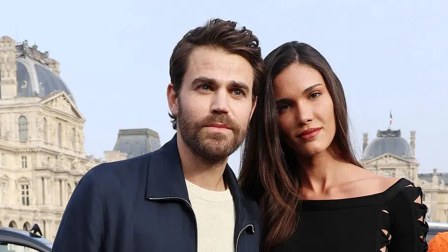 Paul Wesley und Natalie Kuckenberg Paul Wesley und Nathalie Kuckenberg posieren zusammen auf dem Red Carpet.