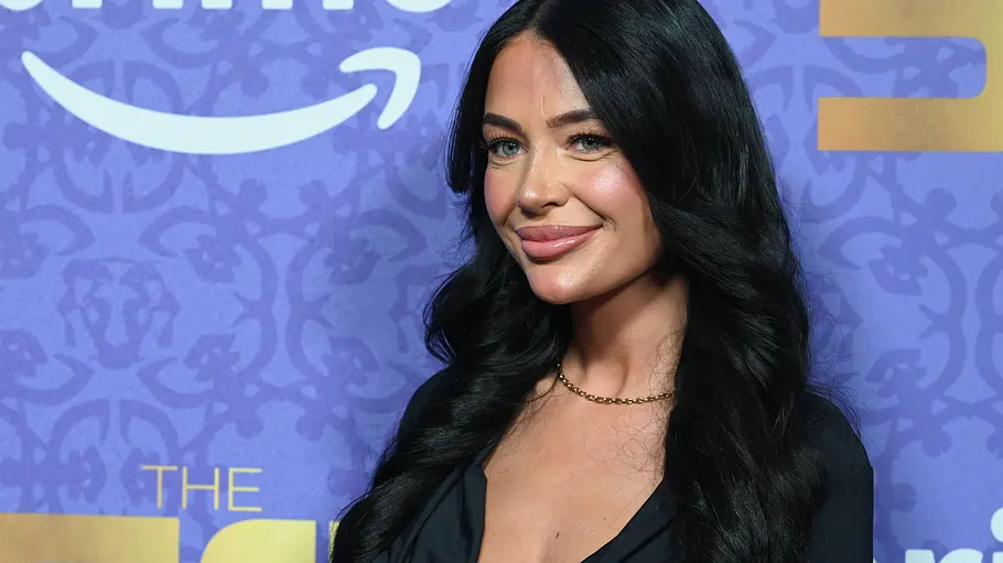 Vanessa Brahimi ist beinahe noch ein unbeschriebenes Blatt im TV. Vanessa Brahimi bei einer Premiere im schwarzen Outfit.