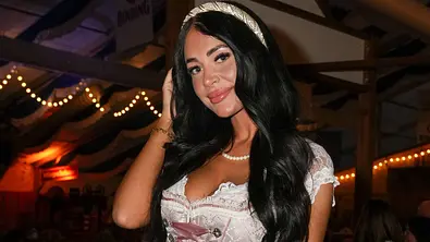Vanessa Brahimi im Dirndl posiert lächelnd in die Kamera.  - Foto: IMAGO / BOBO