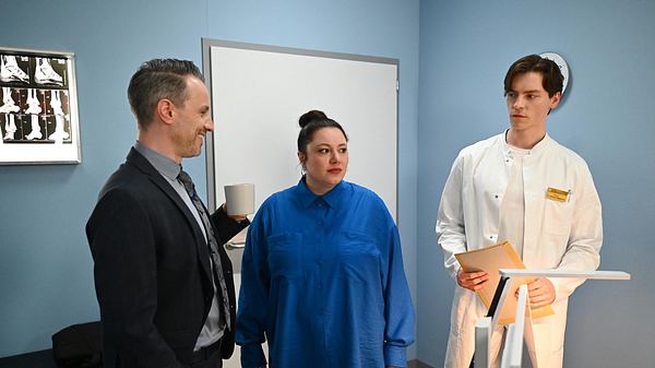 Kilian, Vanessa und Johannes im Gespräch.  - Foto: RTL / Julia Feldhagen