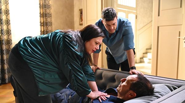 Vanessa versucht alles, um Richard zu retten. - Foto: RTL / Julia Feldhagen