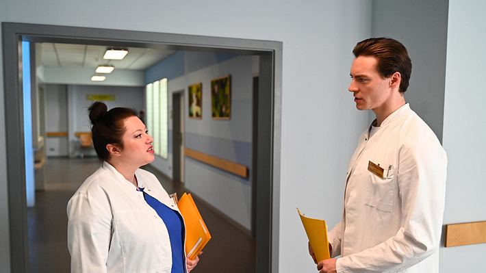 Vanessa und Johannes im Kittel im ernsten Gespräch im Krankenhaus. - Foto: RTL / Julia Feldhagen
