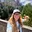 Vanessa Voormanns steht vor dem Hogwarts Schloss aus Harry Potter und lacht in die Kamer - Foto: Vanessa Voormanns