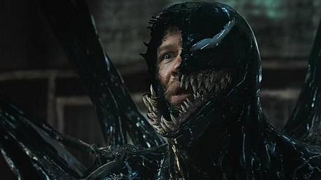 Eddie Brock, verkörpert von Tom Hardy, steckt in Venom als Anzug drin - Foto: IMDB