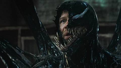 Eddie Brock, verkörpert von Tom Hardy, steckt in Venom als Anzug drin - Foto: IMDB