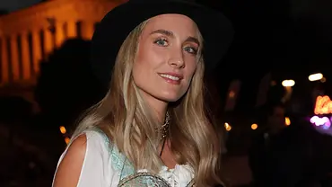 Verena Ofarim, Ex-Frau von Dschungelcamper Gil Ofarim, posiert mit Hut und Oberteil in Dirndl-Optik - Foto: IMAGO / Spöttel Picture