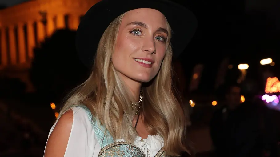 Verena Ofarims Statement Verena Ofarim, Ex-Frau von Dschungelcamper Gil Ofarim, posiert mit Hut und Oberteil in Dirndl-Optik
