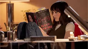 Dakota Johnson liest als Lowen Ashleigh ein Buch von Verity Crawford im Film „Verity“. - Foto: Amazon MGM Studios
