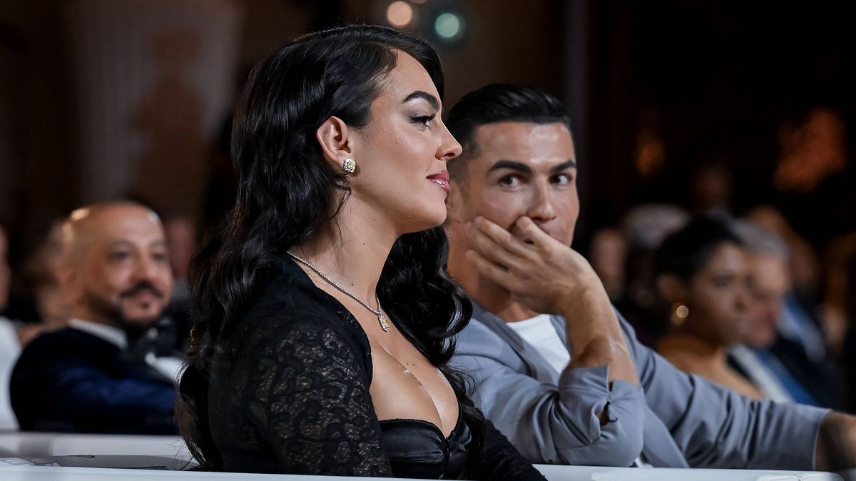 Georgina Ronaldo Ronaldo starrt seine Georgina ganz verliebt an, während sie mit einem leichten Lächeln nach vorne schaut
