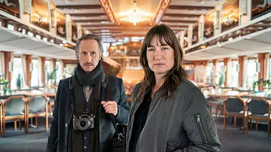Von links: Ferdinand Zankl (Michael Ostrowski) und Frederike Bader (Marie Leuenberger) - Foto: BR/ARD Degeto Film/Hager Moss Film GmbH/Marco Nagel