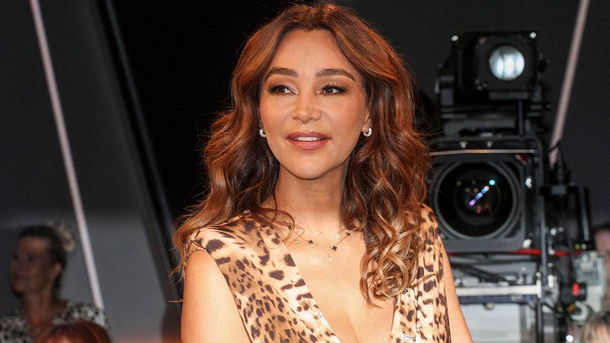 Verona Pooth bei einer TV-Aufzeichnung. Sie schaut zur Seite und lächelt.