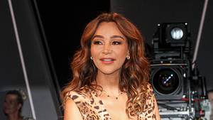 Verona Pooth bei einer TV-Aufzeichnung. Sie schaut zur Seite und lächelt. - Foto: IMAGO / BREUEL-BILD