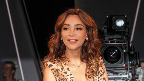Verona Pooth bei einer TV-Aufzeichnung. Sie schaut zur Seite und lächelt. - Foto: IMAGO / BREUEL-BILD