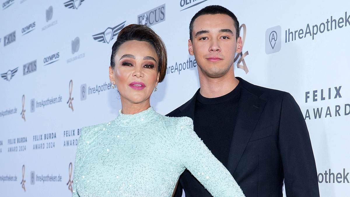 Verona Pooth ohne Diego Pooth umgezogen Verona Pooth im türkisfarbenen Glitzerkleid und Sohn Diego Pooth mit zurückgegelten Haaren und ernstem Blick