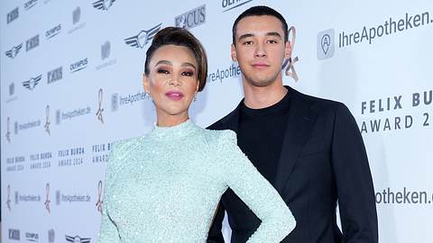 Verona Pooth im türkisfarbenen Glitzerkleid und Sohn Diego Pooth mit zurückgegelten Haaren und ernstem Blick - Foto: Imago/APress