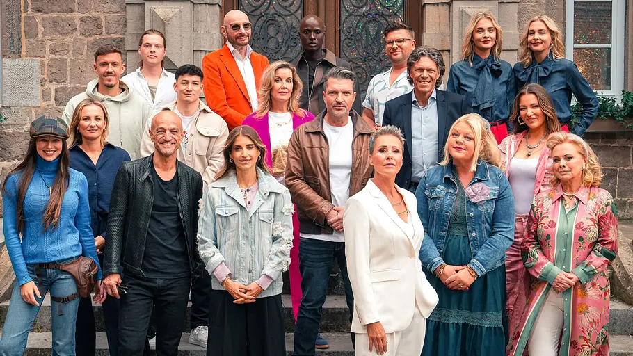 Folge 4 von „Die Verräter“ sorgt für Aufsehen. Das ist der Cast von Die Verräter auf einem Bild.
