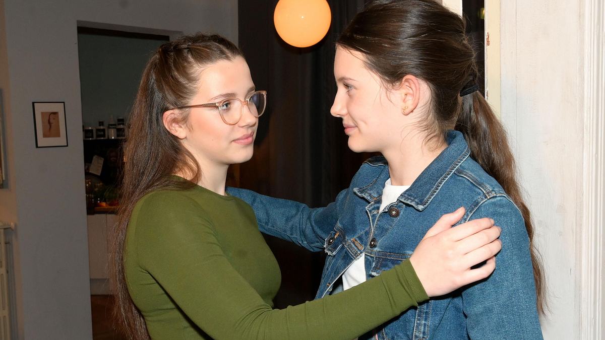 Versöhnung bei Kate und Helena! Kate und Helena umarmen sich glücklich, es gibt eine Versöhnung!