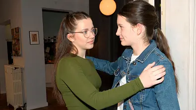 Kate und Helena umarmen sich glücklich, es gibt eine Versöhnung! - Foto: RTL / Rolf Baumgartner