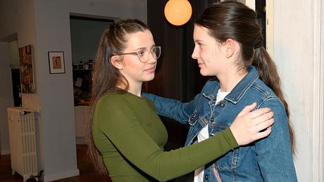 Kate und Helena umarmen sich glücklich, es gibt eine Versöhnung! - Foto: RTL / Rolf Baumgartner