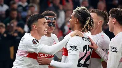 Die Mannschaft des VfB Stuttgart jubelt über das 2:0 gegen Celta Vigo in der Europa League Saison 2025/26. - Foto:  IMAGO / Sportfoto Rudel