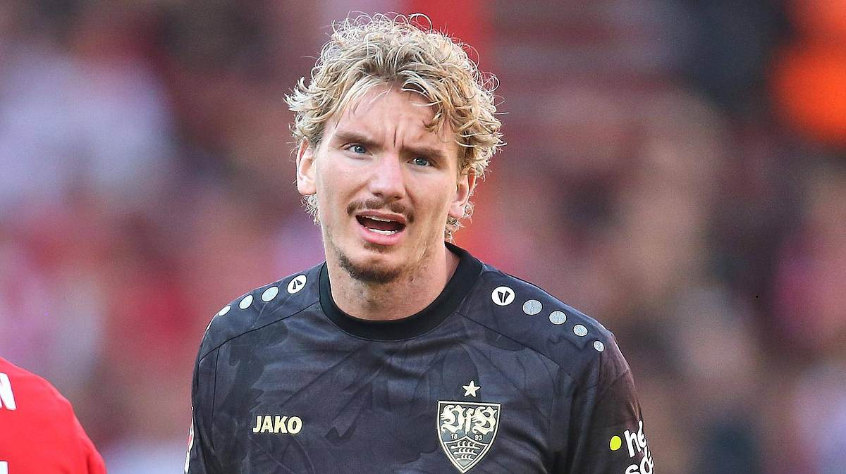 Nick Woltemade beim VFB Stuttgart Nick Woltemade schaut beim Auftaktspiel gegen Union Berlin entsetzt Richtung Kamera