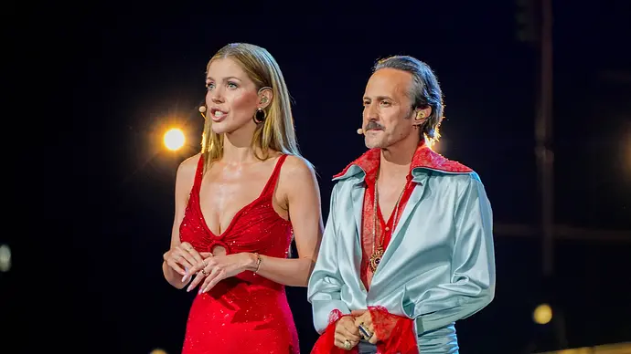 Victoria Swarovski und Michael Ostrowski moderieren gemeinsam den Eurovision Song Contest auf der Bühne in Wien. - Foto: IMAGO / STEINSIEK.CH