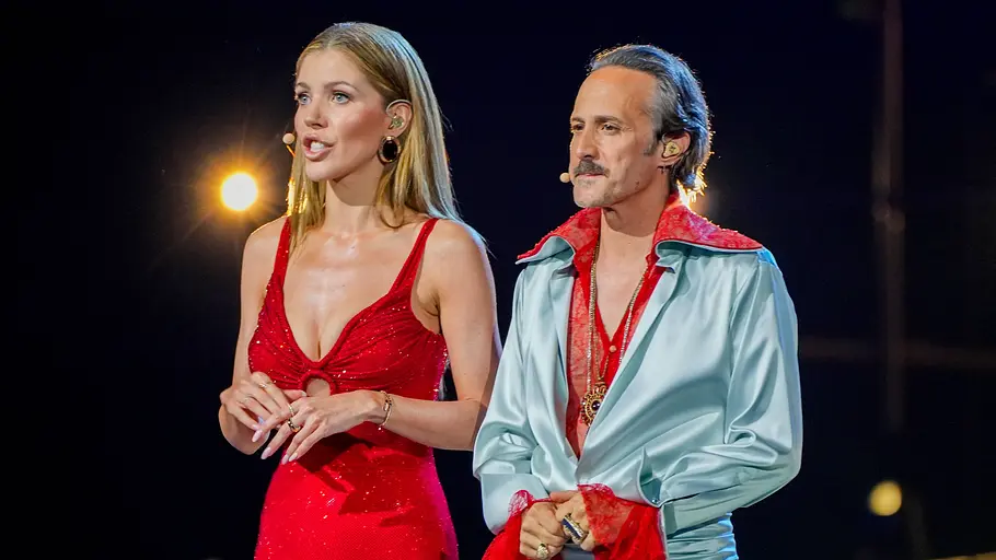 Victoria Swarovski und Michael Ostrowski beim ESC Victoria Swarovski und Michael Ostrowski moderieren gemeinsam den Eurovision Song Contest auf der Bühne in Wien.