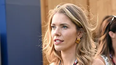 Victoria Swarovski schaut gedankenverloren. - Foto:  IMAGO / Jan Huebner