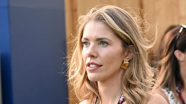 Victoria Swarovski schaut gedankenverloren. - Foto:  IMAGO / Jan Huebner