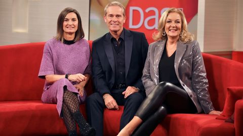 Inka Schneider, Hinnerk Baumgarten und Bettina Tietjen sitzen auf dem roten Sofa. - Foto: NDR