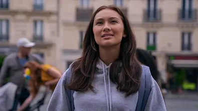 Belly steht in Paris auf der Straße und schaut nach oben. - Foto: Prime Video
