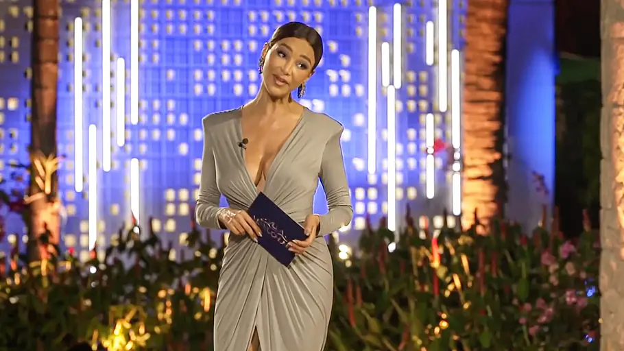 Verona Pooth Verona Pooth moderiert „Villa der Versuchung“ im grauen Kleid und hat Moderationskarten in der Hand