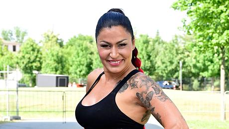 Jasmin Herren posiert lächelnd und mit einem hohen Zopf im Freien für die Kamera. - Foto: IMAGO / Future Image